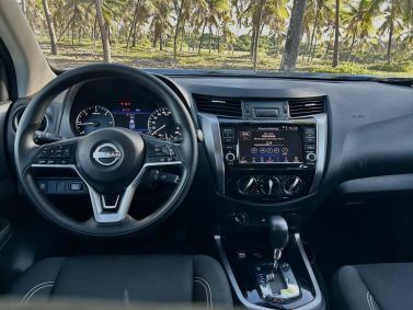Interior da Nissan Frontier Attack 2025