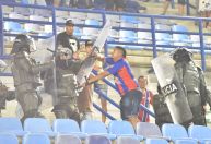 Torcida invade campo em jogo na Colômbia e técnico é agredido