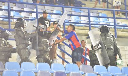 Torcida invade campo em jogo na Colômbia e técnico é agredido
