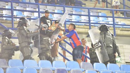 Torcedor do Unión Magdalena em confronto com policiais