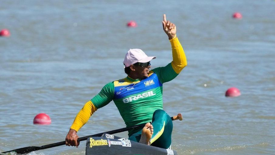 Isaquias Queiroz conquista ouro na Copa do Mundo de Canoagem