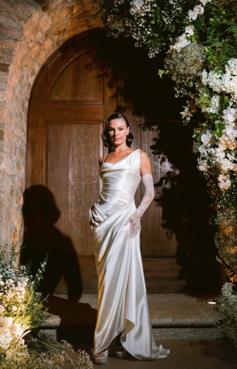 Segundo vestido usado por Isis Valverde no casamento • Reprodução/Instagram