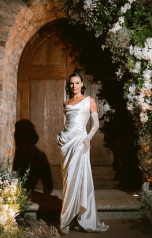 Segundo vestido usado por Isis Valverde no casamento • Reprodução/Instagram