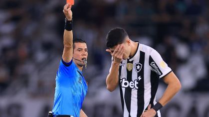 Jair lamenta após ser expulso em Botafogo x Universidad de Chile