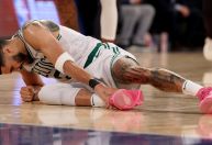 NBA: Jayson Tatum deixa quadra em cadeira de rodas após lesão nos playoffs