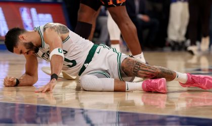 Após cirurgia, Tatum publica foto em cama de hospital e agradece apoio