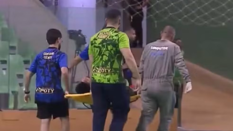 Campeão mundial de futsal bate cabeça, sofre concussão e é retirado de maca