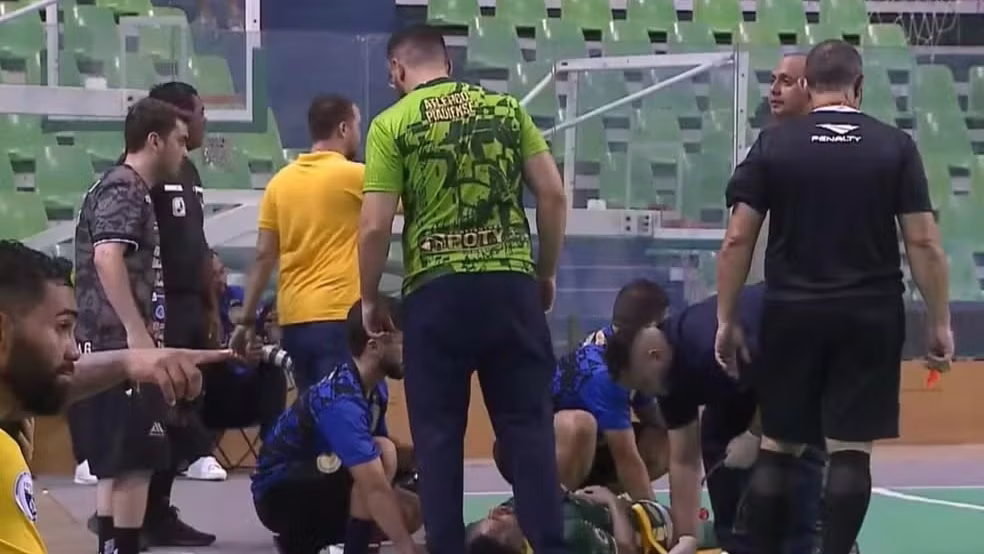 Jé é retirado de maca de Atlético-PI x Juventude-MS • Reprodução/CBFS TV