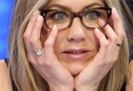 Suposto perseguidor de Jennifer Aniston aparece seminu em tribunal; veja