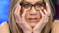 Suposto perseguidor de Jennifer Aniston aparece seminu em tribunal; veja