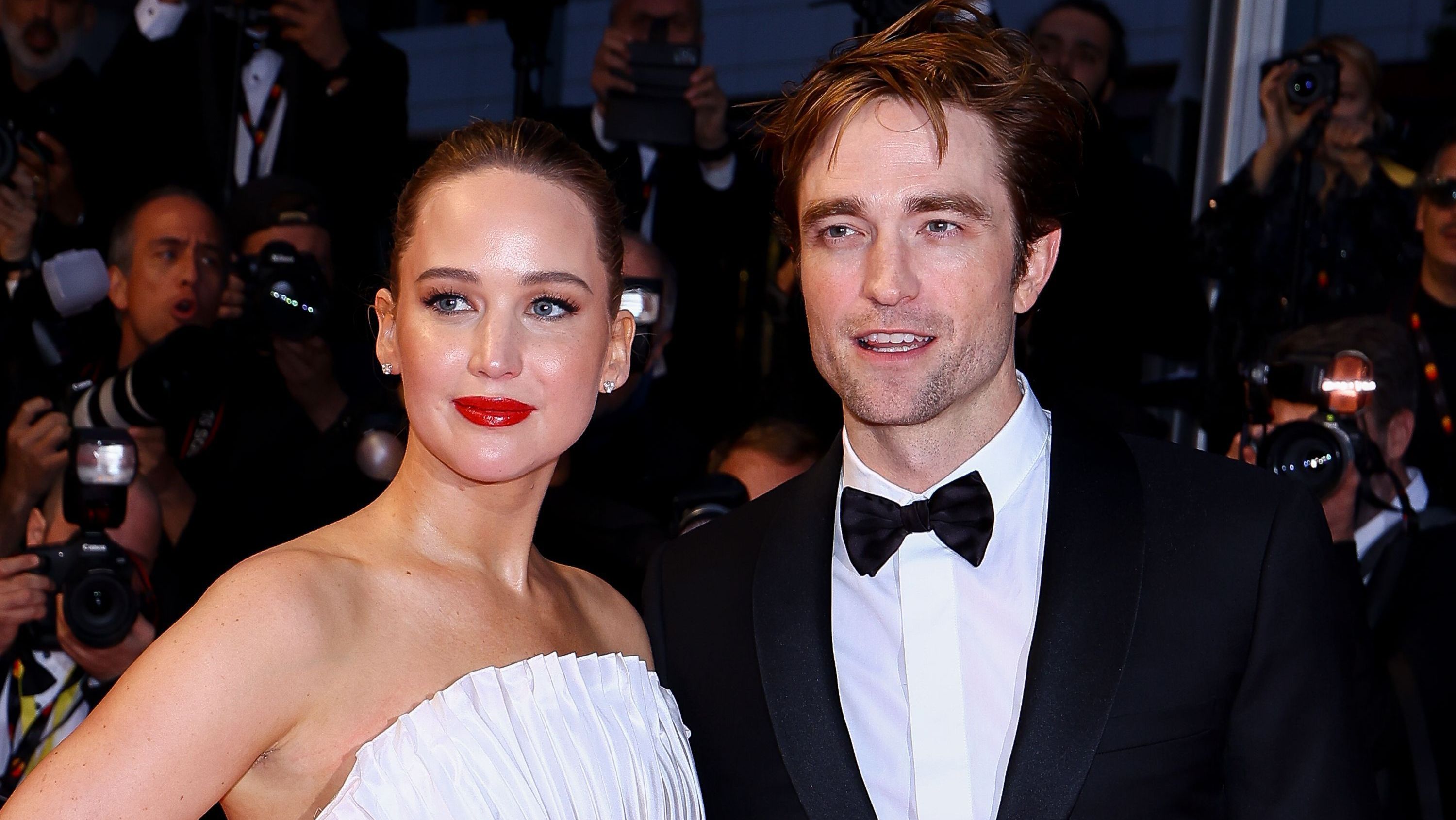 Jennifer Lawrence e Robert Pattinson no tapete vermelho de "Morra, Amor" em Cannes