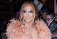Jennifer Lopez é traída pelo decote profundo em evento nos EUA