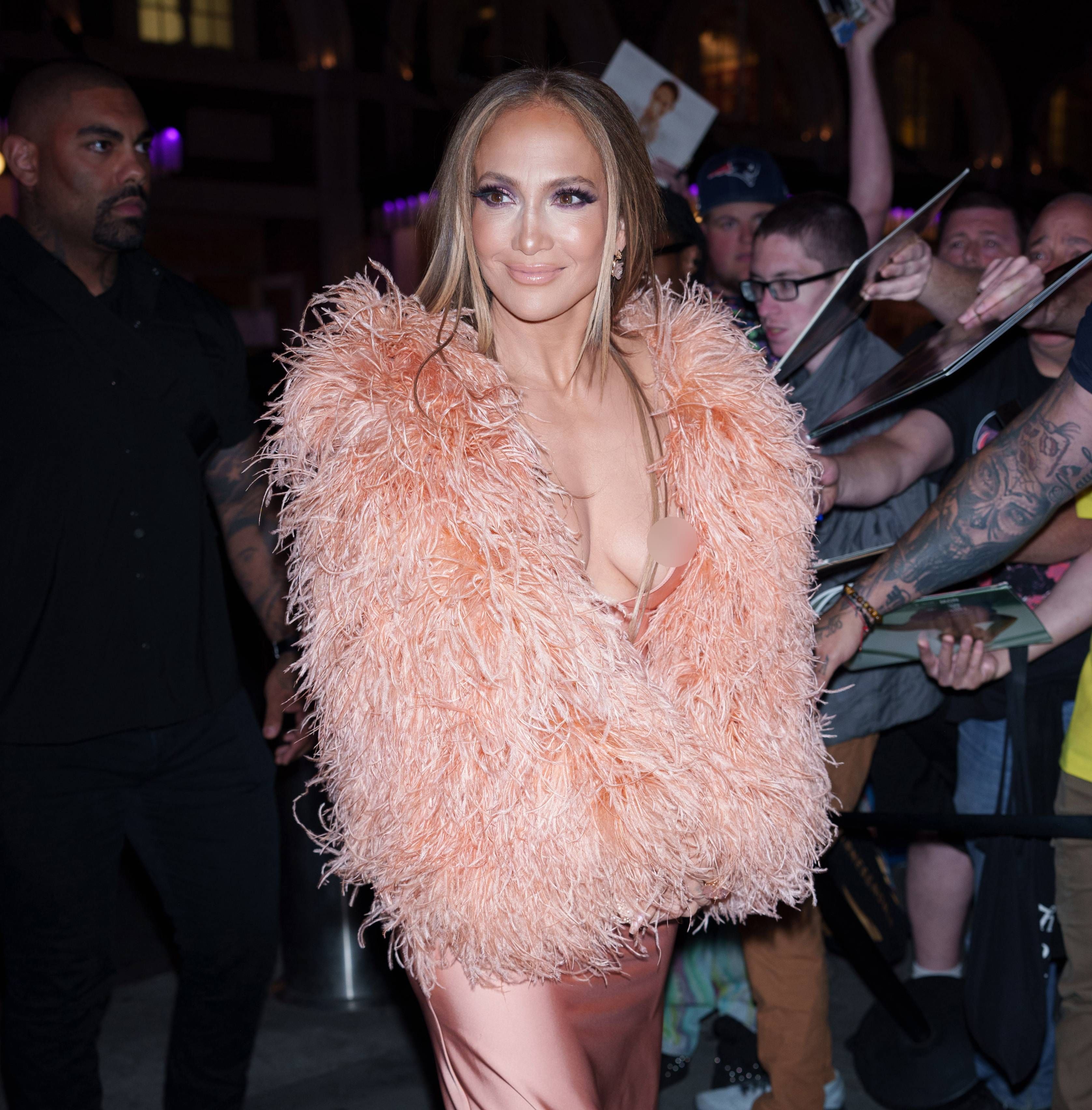Primeiro look usado por Jennier Lopez no Ring Them Bells, em Nova York • XNY/Star Max/GC Images