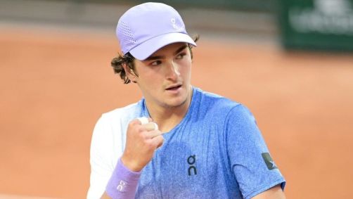 João Fonseca celebra vitória na estreia em Roland Garros sobre o polonês Hubert Hurkacz