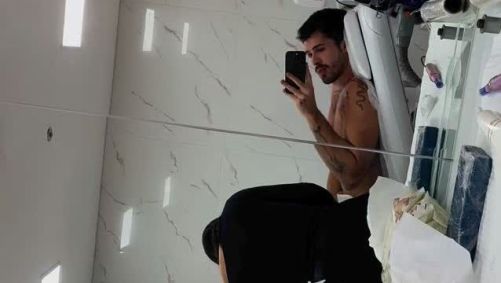 João Guilherme remove tatuagem e brinca sobre dor