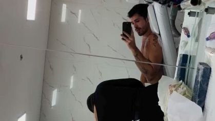 João Guilherme remove tatuagem e brinca sobre dor