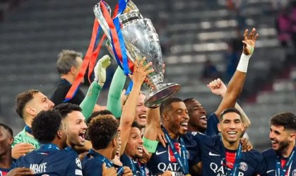 Ronaldinho reage ao título do PSG na Champions League; veja
