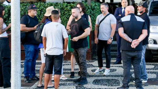 John Dolmayan, baterista do System Of a Down, atende fãs em frente ao Hotel Fasano, no Rio de Janeiro