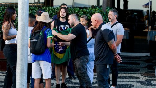 John Dolmayan, baterista do System Of a Down, atende fãs em frente ao Hotel Fasano, no Rio de Janeiro