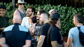 John Dolmayan, baterista do System Of a Down, atende fãs em frente ao Hotel Fasano, no Rio de Janeiro