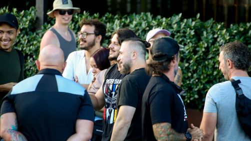 John Dolmayan, baterista do System Of a Down, atende fãs em frente ao Hotel Fasano, no Rio de Janeiro