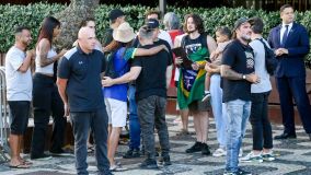 John Dolmayan, baterista do System Of a Down, atende fãs em frente ao Hotel Fasano, no Rio de Janeiro