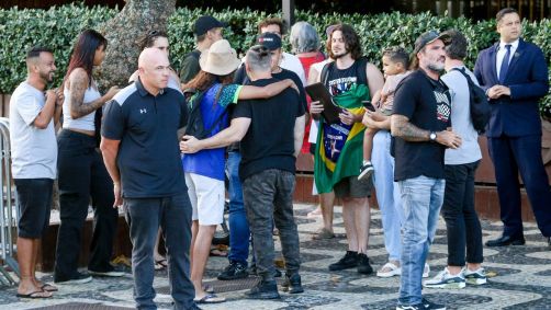 John Dolmayan, baterista do System Of a Down, atende fãs em frente ao Hotel Fasano, no Rio de Janeiro