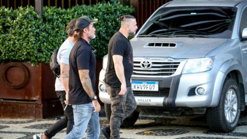 John Dolmayan, baterista do System Of a Down, atende fãs em frente ao Hotel Fasano, no Rio de Janeiro