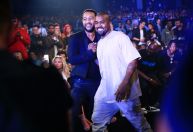 John Legend diz que Kanye West começou a mudar após a morte da mãe