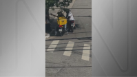 Vídeo: Homem é assaltado em SP em plena luz do dia
