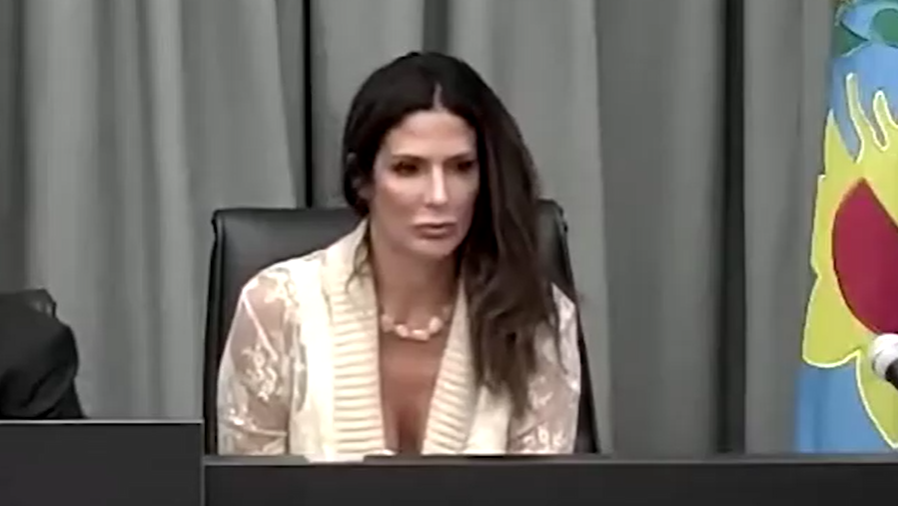 Juíza Julieta Makintach durante audiência do julgamento da equipe médica de Maradona; a magistrada deixou o caso nesta terça-feira (27)