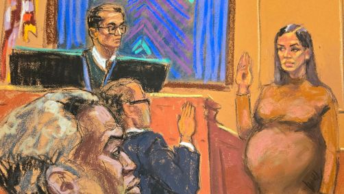 Combs observa Cassie Ventura prestar juramento como testemunha de acusação perante o juiz Arun Subramanian no julgamento de Combs por tráfico sexual, nesse esboço do tribunal