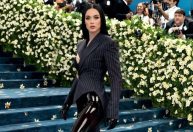 Katy Perry volta a aparecer no tapete do Met Gala com IA; entenda