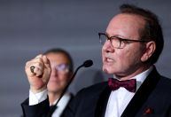 Kevin Spacey segura o choro ao discursar em Cannes: "Ainda estou de pé"