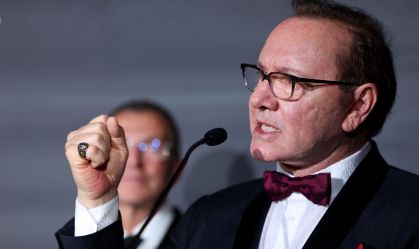 Kevin Spacey segura o choro ao discursar em Cannes: "Ainda estou de pé"