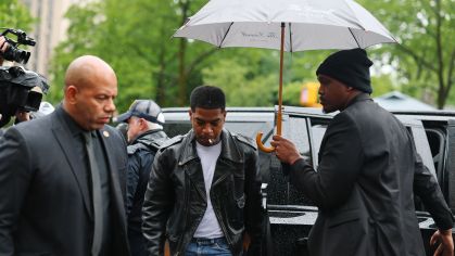 Kid Cudi chegou ao tribunal onde Sean "Diddy" Combs está sendo julgado nesta quinta-feira (22)