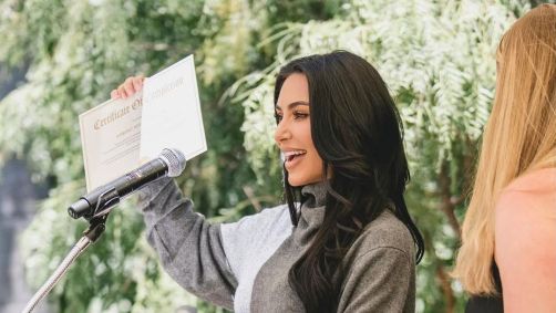 Kim Kardashian se forma em Direito após seis anos de estudos