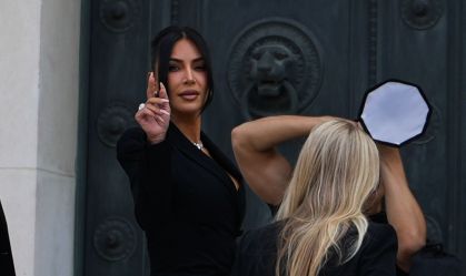 Kim Kardashian chega a tribunal em Paris para depor sobre roubo de joias