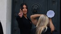 Kim Kardashian chega a tribunal em Paris para depor sobre roubo de joias
