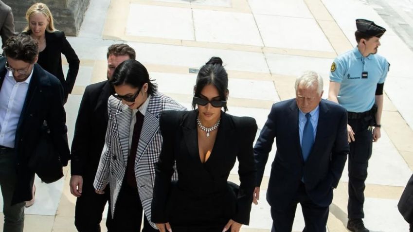 Kardashian chegou ao lado da mãe, com colar e brincos de diamantes • Instagram/Kim Kardashian