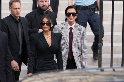 Kim Kardashian e Kris Jenner deixam o Palais de Justice, em Paris