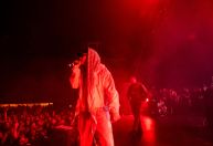 Membro da banda de rap irlandesa Kneecap é acusado de crime de terrorismo