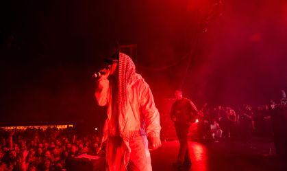 Membro da banda de rap irlandesa Kneecap é acusado de crime de terrorismo