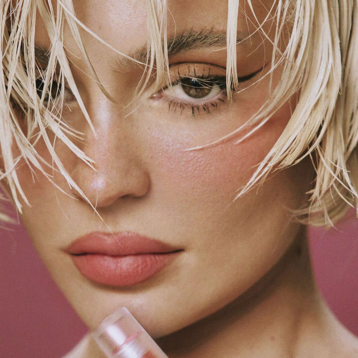 Marca de Kylie Jenner lança três novos produtos labiais; conheça