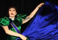 Saiba qual é o batom metalizado que Lady Gaga usou no Brasil