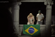 Lady Gaga no Rio: cantora abre bandeira do Brasil e faz discurso aos fãs