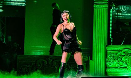 Lady Gaga faz promessa aos fãs durante show em Londres