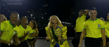 Lady Gaga se caracterizou com um figurino com as cores da bandeira do Brasil em seu show em Copacabana