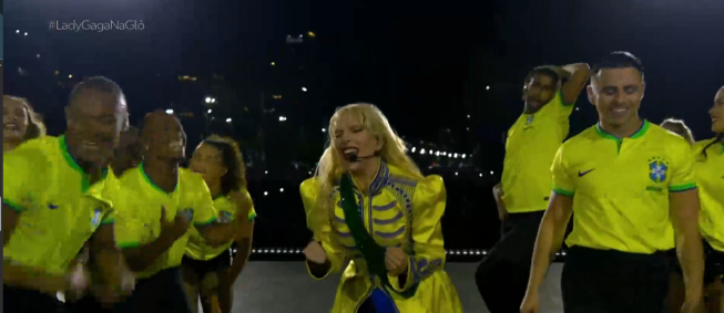 Lady Gaga se caracterizou com um figurino com as cores da bandeira do Brasil em seu show em Copacabana