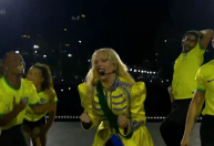 Dançarinos de Lady Gaga usam camisa do Brasil em performance de Copacabana